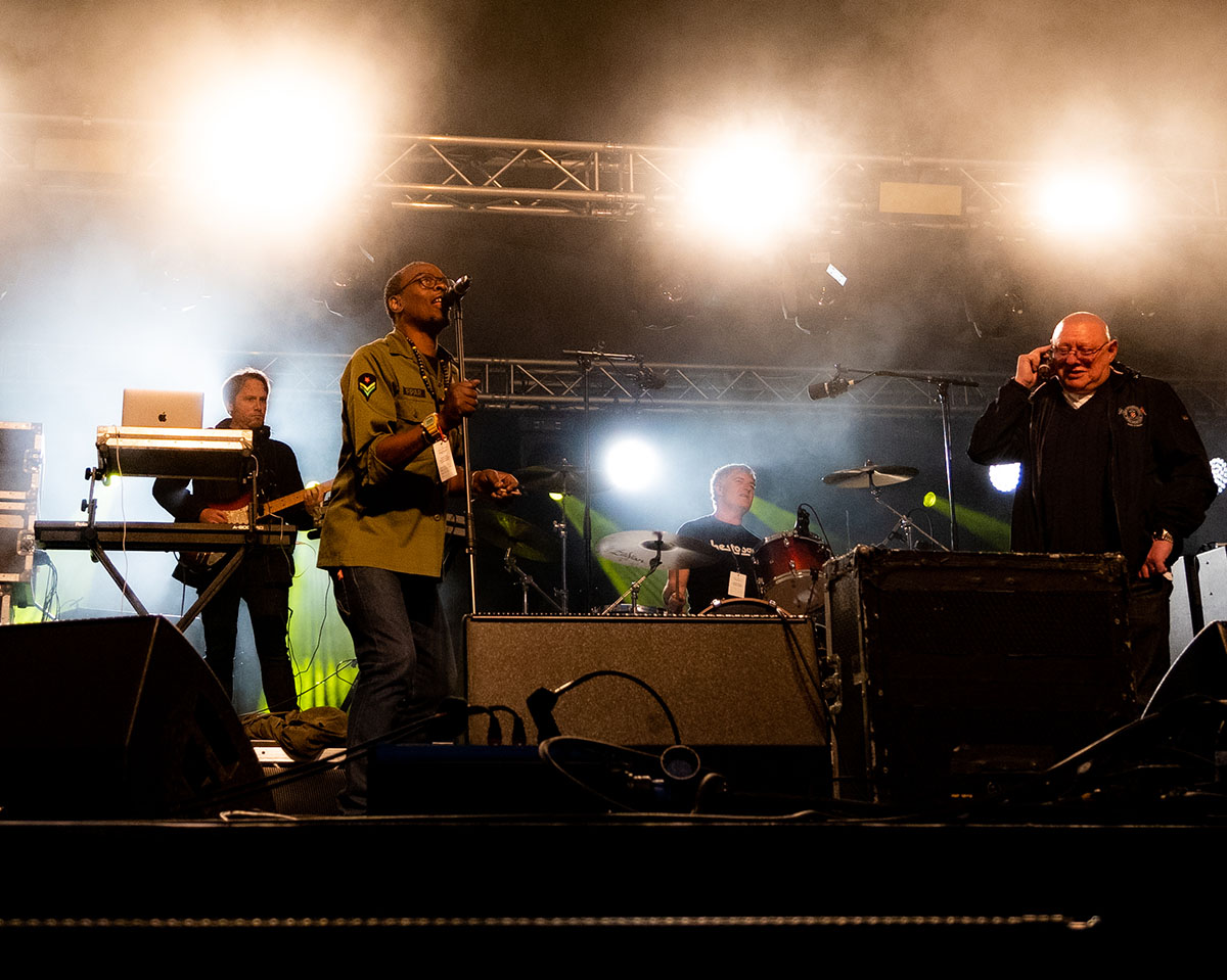 Black Grape  Kermit Leveridge and Shaun Ryder Great Estate Festival Cornwall